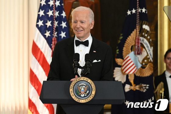 조 바이든 미국 대통령이 4일(현지시간) 워싱턴 백악관에서 열린 케네디 센터 아너스 수상자 리셉션서 연설을 하고 있다. © AFP=뉴스1 © News1 우동명 기자