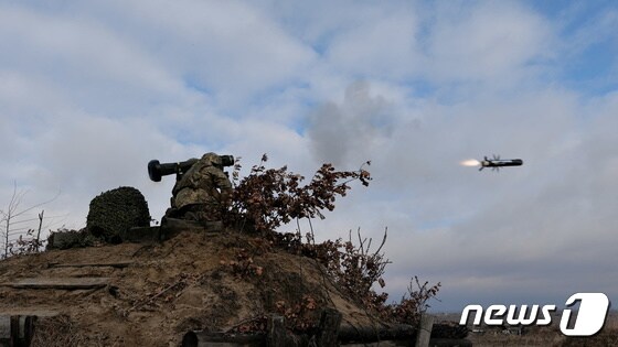 지난 2월18일(현지시간) 우크라이나군이 훈련장에서 재블린 미사일을 발사하고 있다. 2022.02.18/뉴스1 © 로이터=뉴스1 © News1 김민수 기자