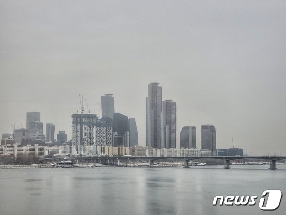 6일 오전 서울 한강철교에서 바라본 여의도 인근에 구름이 가득하다. 2022.12.6/뉴스1 © News1 황덕현 기자