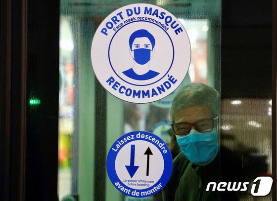 5일 마스크를 쓴 한 남성이 프랑스 니스의 한 기차역에 서 있다. 창에 붙은 스티커에는 '마스크 착용 권고'라고 써 있다. © 로이터=뉴스1 © News1 권영미 기자