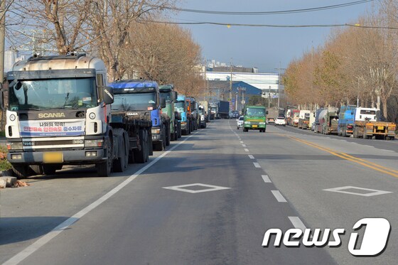 6일 오전 민주노총 화물연대의 총파업이 계속되고 있는 가운데 경북 포항시 남구 철강관리공단 주요 도로에는 파업에 참여한 조합원들의 차량이 주차돼 있다.2022.12.6/뉴스1 © News1 최창호 기자