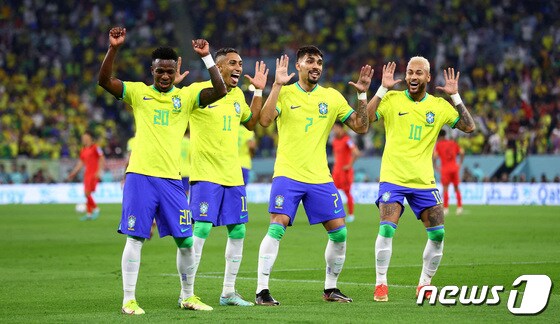 브라질이 6일(한국시간) 열린 2022 카타르 월드컵 16강 한국전에서 골을 넣은 뒤 댄스 세리머니를 하는 모습. © 로이터=뉴스1