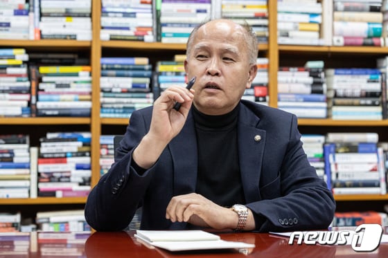 이용우 의원이 6일 오전 서울 여의도 국회 의원회관에서 뉴스1과 인터뷰를 하고 있다. 2022.12.6/뉴스1 © News1 이재명 기자