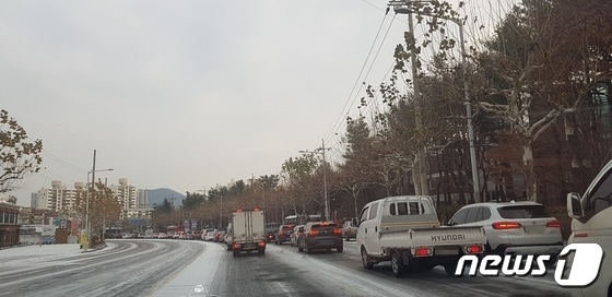 청주에 내린 눈으로 도로 곳곳에서 교통 체증이 발생했다. (시민제공) / 뉴스1 