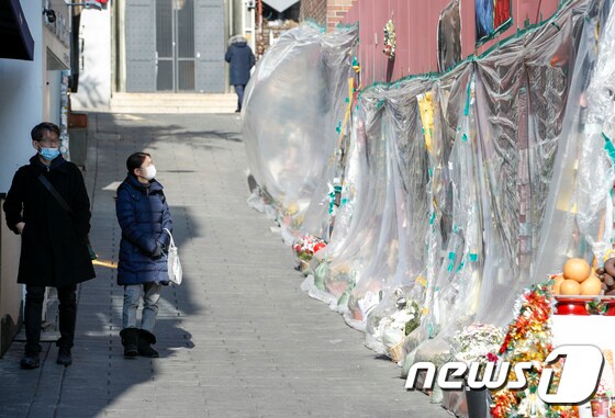 지난 6일 오후 서울 용산구 이태원 참사 현장에 추모객들의 발길이 이어지고 있다. 2022.12.6/뉴스1 © News1 김도우 기자