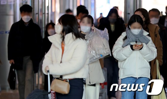 6일 오후 서울 중구 서울역에서 코로나19 예방을 위해 마스크를 착용한 시민들이 발걸음을 옮기고 있다.  2022.12.6/뉴스1 © News1 장수영 기자