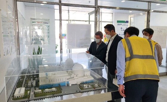  이재용 삼성전자 회장이 아랍에미리트(UAE) 아부다비 알 다프라(Al Dhafra)주에 위치한 바라카(Barakah) 원자력 발전소 건설 현장을 방문해 사업 설명을 듣고 있다. (삼성전자 제공) 