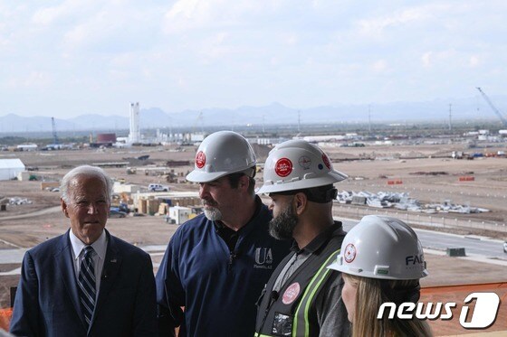 미국 애리조나주 피닉스 외곽에 위치한 대만반도체(TSMC) 공장 기공식에 참석한 조 바이든 대통령(왼쪽). 2022.12.06© AFP=뉴스1