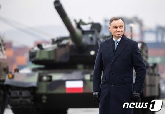 안제이 두다 폴란드 대통령이 2022년 12월 6일(현지시간) 그디니아의 해군기지에 인도된 '한국산 명품무기' K-2 전차와 K-9 자주포의 첫 수출 물량 인수식에 도착을 하고 있다. © AFP=뉴스1 © News1 우동명 기자