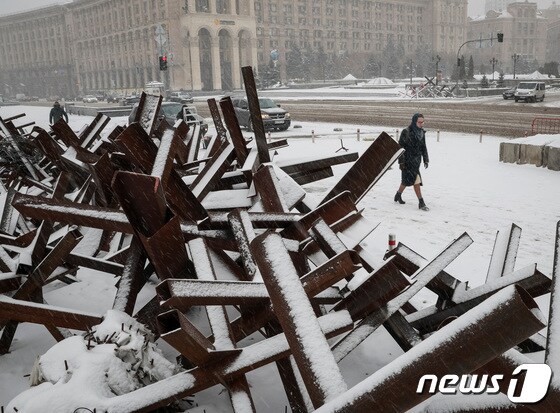 7일(현지시간) 우크라이나 수도인 키이우에 함박눈이 내렸다. © 로이터=뉴스1 © News1 정윤영 기자