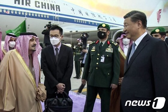 시진핑 중국 국가주석이 7일(현지시간) 사우디아라비아 리야드의 킹 칼리드 국제공항에 도착해 리야드 주지사인 파이잘 빈 반다르 알 사우드 왕자의 영접을 받고 있다. © AFP=뉴스1 © News1 우동명 기자