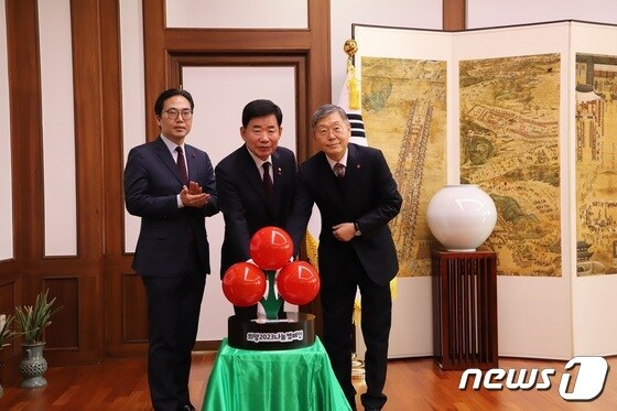 김진표 국회의장이 조흥식 사랑의열매 회장에게 성금을 기부했다. (사랑의열매 제공) © News1