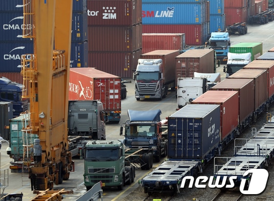 화물연대가 파업 종료를 결정한 9일 오후 의왕ICD로 화물차들이 들어오고 있다. 2022.12.9./뉴스1 © News1 신웅수 기자