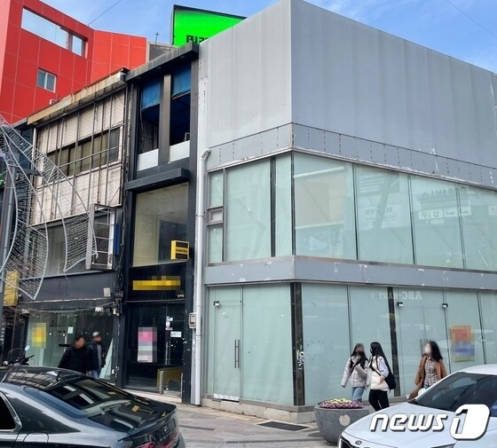 여행객들로 붐볐던 중구 광복동 거리에 9일 건물이 통째로 비어 있다.2022.12.9. 손연우 기자   