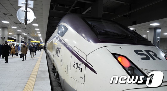 SRT 개통 6주년인 9일 서울 강남구 수서역에 열차가 출발을 기다리고 있다. (SR 제공) 2022.12.9/뉴스1