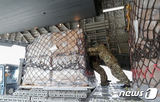 9일(현지시간) 러시아의 침공 우려 속 우크라이나 키예프의 보리스필 공항에서 영국이 지원한 군사 물품이 하역되고 있다. © 로이터=뉴스1 