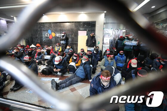 민주노총 전국택배노조원들이 10일 서울 중구 CJ대한통운 본사를 기습 점거하고 있다. 2022.2.10/뉴스1 © News1 허경 기자