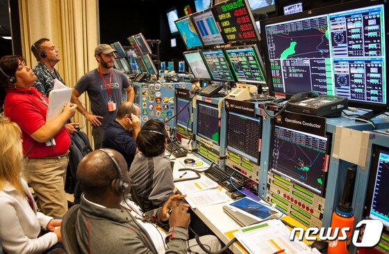 미군과 미국 항공우주국(NASA), 제트추진연구소 관계자들이 지난 2015년 6월8일(현지시간) 미 하와이의 태평양 미사일 사격훈련 지원소에서 NASA가 개발한 '저밀도 초음속 감속기'(LDSD)의 시험발사 궤적을 추적하고 있다. (미군 인도·태평양사령부) © 뉴스1
