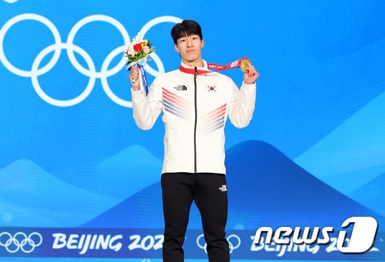 황대헌이 10일 중국 베이징 메달플라자에서 열린 2022 베이징 동계올림픽 쇼트트랙 남자 1500m 메달수여식에서 금메달을 목에 걸고 있다. 2022.2.10/뉴스1 © News1 안은나 기자