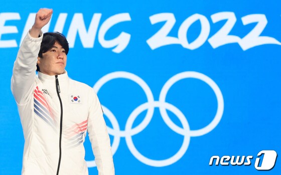 차민규가 12일 오후 중국 베이징 메달플라자에서 열린 2022 베이징 동계올림픽 스피드스케이팅 남자 500ｍ 시상식에서 시상대에 오르며 세리머니를 하고 있다. 2022.2.12/뉴스1 © News1 안은나 기자
