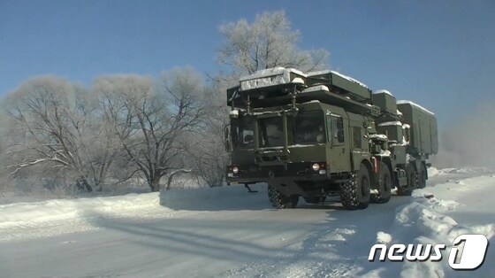 러시아 지대공 미사일 레이더 차량이 러시아 하바롭스크 지역의 군사훈련에 참가하기 위해 벨라루스로 가는 길을 달리고 있다. 2022.01.21/news1 © 로이터=뉴스1 © News1 김민수 기자