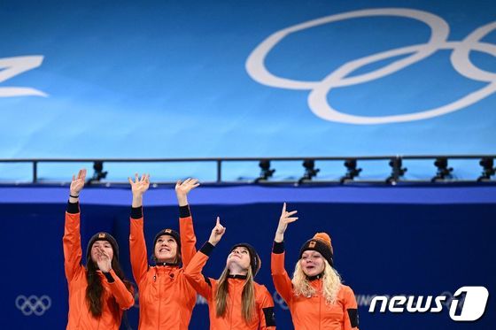네덜란드 여자 쇼트트랙 대표팀이 2022 베이징 동계올림픽 여자 3000m 계주 우승 후 특별한 세리머니를 펼쳤다. © AFP=뉴스1