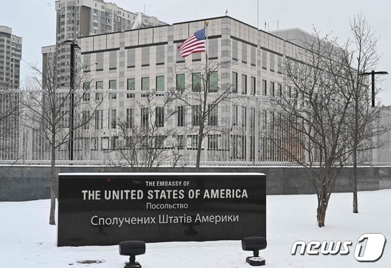 24일(현지시간) 우크라이나 키예프에 있는 미국 대사관 건물. 2022.01.24 © AFP=뉴스1 © News1 김지현 기자