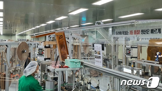 경기 화성 소재 리앤비 종이 빨대 생산 공장 내부 모습 © 뉴스1