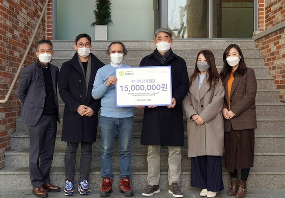 지난 11일 마승철 회장(오른쪽 3번째)과 임직원이 함께 안나의 집을 찾아 김하종 신부(왼쪽 3번째)에게 레오나르도 다 빈치 기부금 1500만원을 전달한 뒤 기념촬영을 하고 있다.(나라셀라 제공) © 뉴스1