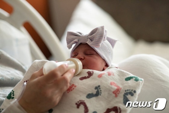 지난 1일(현지시간) 미국 미시간주 로열오크의 보몬트 병원에서 한 여성이 출산한 뒤 아기를 안고 있다. 2022.02.01/news1 © 로이터=뉴스1 © News1 김민수 기자