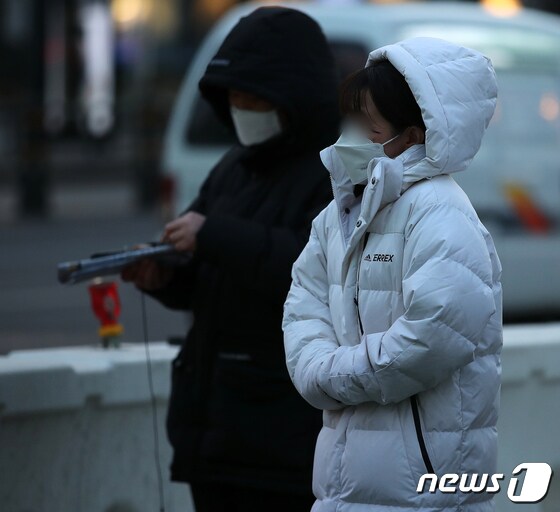 서울 종로구 광화문역 사거리에서 두꺼운 겨울옷을 챙겨 입은 시민들이 서로 퇴근을 서두르고 있다. /뉴스1 © News1 김진환 기자