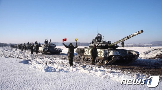 15일 러시아의 우크라이나 침공 우려 속 러시아 탱크들이 벨라루스 군과 합동 훈련을 마치고 러시아로 떠나고 있다. © AFP=뉴스1 © News1 우동명 기자
