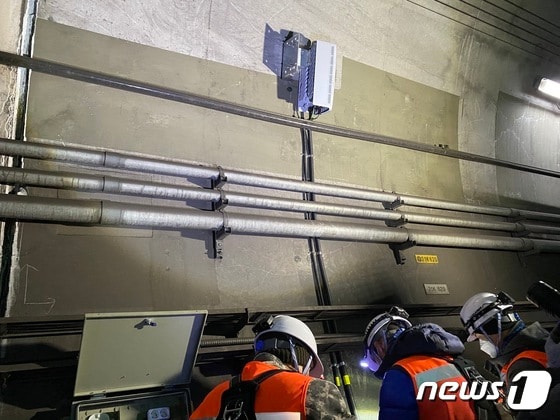 5G 28㎓ 지하철 와이파이 장비가 서울 6호선 한강진역 터널 벽면에 설치된 모습. 2022.2.16/뉴스1 © News1 이기범 기자