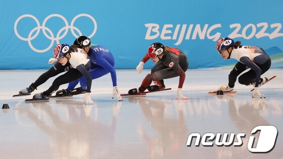 이유빈(47번)과 김아랑(44번)이 16일 오후 중국 베이징 캐피털 실내경기장에서 열린 2022 베이징 동계올림픽 쇼트트랙 여자 1500m 준결승에서 역주를 하고 있다. 2022.2.16/뉴스1 © News1 안은나 기자