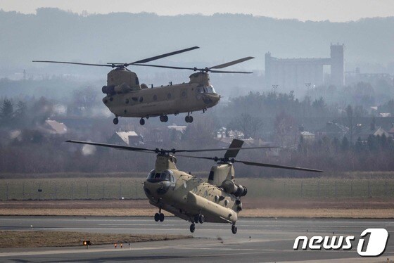 폴란드의 제슈프 야시온카 공항에 미국 공군의 CH-47 치누크 헬기들이 착륙을 하고 있다. 2022.02.16/뉴스1<자료사진>© AFP=뉴스1 © News1 우동명 기자