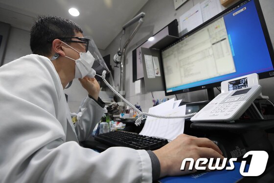 17일 서울 중구의 한 병원에서 의료진이 재택치료 중인 코로나19 환자에게 전화를 걸어 비대면 진료를 하고 있다. 2022.2.17/뉴스1 © News1 임세영 기자