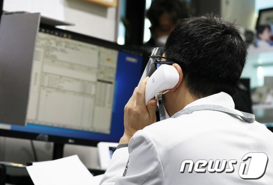 지난해 2월 서울 중구 한 병원에서 코로나19 확진 판정을 받은 환자에게 전화 걸어 비대면 진료를 보고 있다. 2022.2.17/뉴스1 © News1 임세영 기자