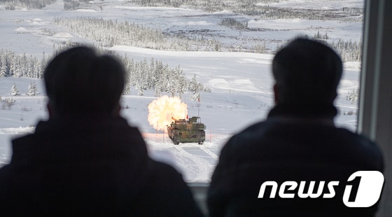 서욱 국방부 장관이 16일(현지시간) 노르웨이 주력전차 사업의 동계시험평가가 이뤄지고 있는 레나 기지에서 K2 전차의 사격시험을 참관하고 있다. (국방부 제공) 2022.2.17/뉴스1