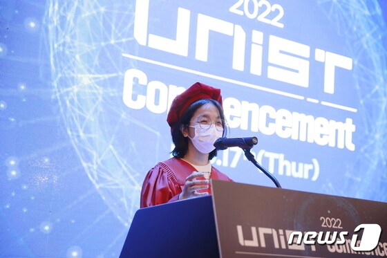 인도네시아 유학생 클래리사 엘리자베스 마리아(Clarissa Elizabeth Maria)가 17일 UNIST 학위수여식에서 졸업생 대표연설을 하고 있다.(UNIST 제공)© 뉴스1