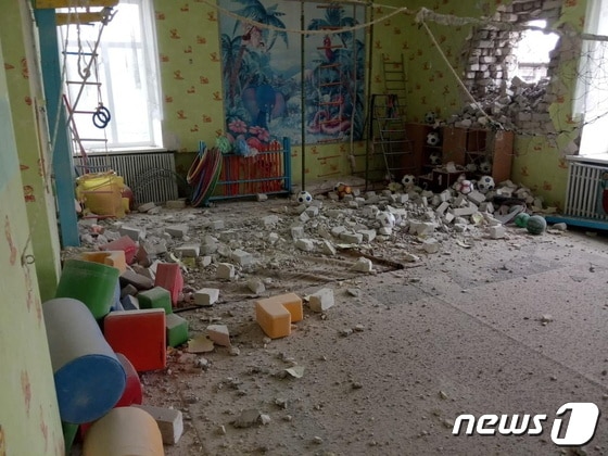 러시아의 지원을 받는 반군이 루간스크 지역 내 마을을 포격해 유치원 건물이 파손됐다고 우크라이나 군이 밝혔다. © 로이터=뉴스1 © News1 정윤영 기자