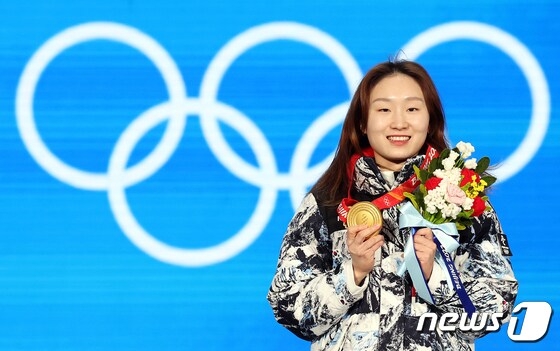 2022 베이징 동계올림픽 쇼트트랙 여자 1500m에서 1위를 차지한 최민정이 17일 오후 중국 베이징 메달플라자에서 열린 메달 수여식에서 금메달을 들어보이고 있다. 2022.2.17/뉴스1 © News1 박지혜 기자