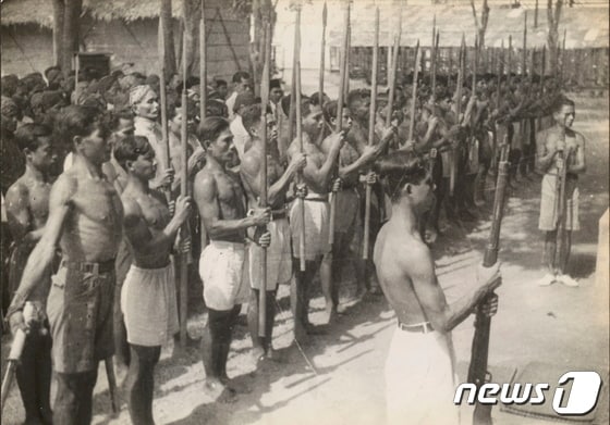 1946년 인도네시아에서 청년들이 네덜란드군에 맞서기 위해 훈련을 하고 있는 모습 © 로이터=뉴스1 © News1 김민수 기자