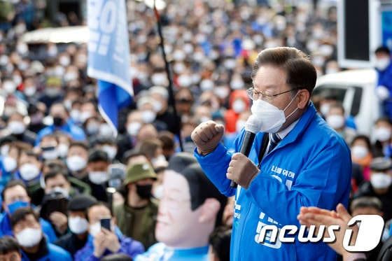 이재명 더불어민주당 대선 후보가 18일 전남 나주목문화관 앞에서 유세를 열고 지지를 호소하고 있다. 2022.2.18/뉴스1 © News1 오대일 기자