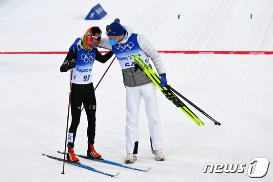 2022 베이징 동계올림픽 크로스컨트리 남자 15㎞ 클래식에서 카를로스 퀸타나(왼쪽)를 격려하는 이보 니스카넨(오른쪽). © AFP=뉴스1