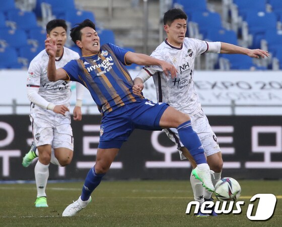 오는 7월 동아시아축구연맹(EAFF) E-1 챔피언십에 출전할 가능성이 높은 김영권(왼쪽)과 조규성. /뉴스1 © News1 윤일지 기자