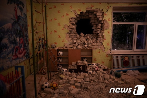 17일(현지시간) 포격으로 파괴된 루한스크 지역내 유치원의 모습. © 로이터=뉴스1 © News1 원태성 기자