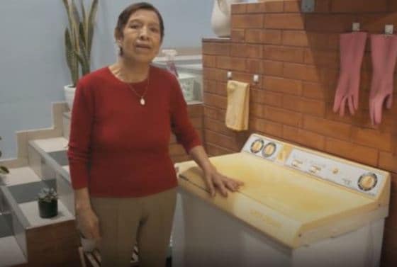 페루서 열린 '가장 오래된 세탁기' 대회 우승자 마이후아씨. (유튜브 갈무리) © 뉴스1