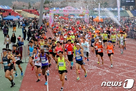 지난 2019년 제28회 합천벚꽃마라톤 대회 모습(합천군 제공)© 뉴스1