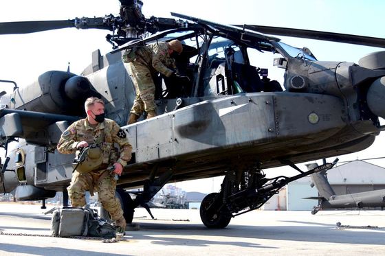 경기도 평택 소재 주한미군 기지 '캠프 험프리스'에서 미 제2항공전투여단 4-2 공격헬기 대대원들이 AH--64 '아파치' 헬기 이륙 점검을 하고 있다. (미 제2항공전투여단 페이스북) © 뉴스1