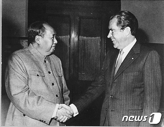 1972년 리처드 닉슨 미 대통령이 방중해 마오쩌뚱과 만났다. © 뉴스1 (미국 내셔널 아카이브)